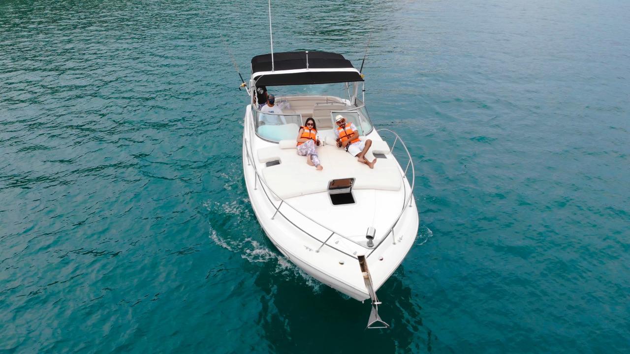 Lancha en marina de Huatulco